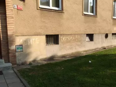 Padesát let trvající reziduum invaze armád států Varšavské smlouvy v srpnu 1968 v Olomouci – nápisy na omítce fasády bytového domu v ulici I. P. Pavlova 47: DUBČEK / ИДИТЕ DOMOJ (azbukou a latinkou – Jděte domů!) – PRAVDA VÍTĚZÍ! Snímky z 5. srpna 2018. Foto Jiří Fiala.